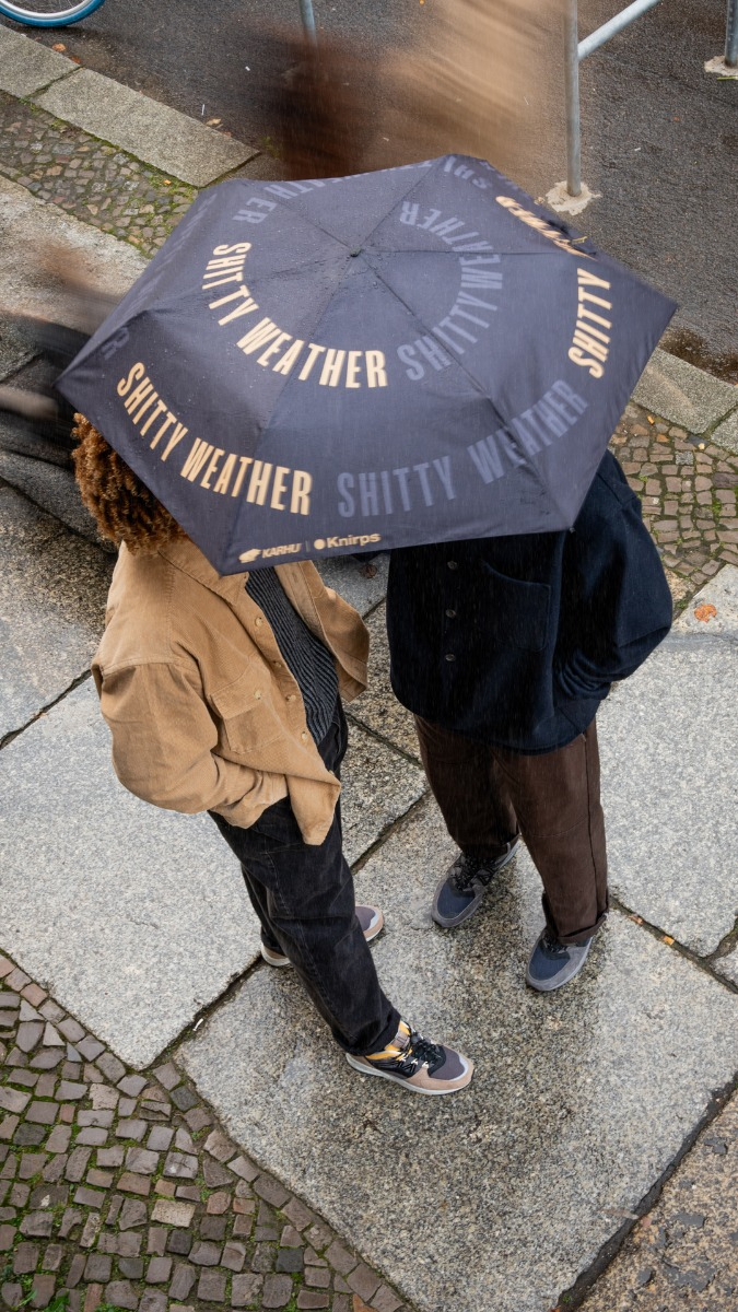 Two people under the Knirps Karhu pocket umbrella. Two people under the Knirps Karhu pocket umbrella.